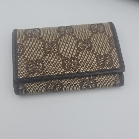 Gucci Accessories - Gucci Brown & Tan Signiture GG Mono 6 Keyring Holder (EUC)(COA)✨️🖤✨️